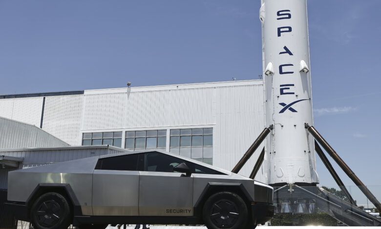 Jim Cramer says one of SpaceX's biggest risks is this group of investors