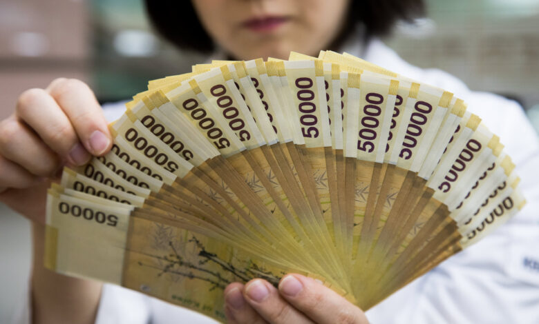 Massive bonuses for South Korea's chip workers puts central bank on inflation alert