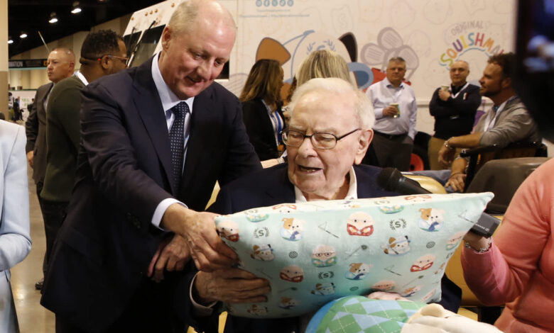 Warren Buffett Watch: It's Buffett, not Abel, who appears to be calling the shots on stocks