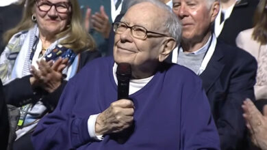 Buffett takes next step in plan to keep Berkshire from straying