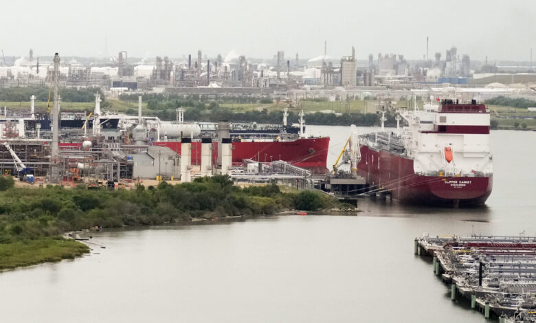 Oil prices little changed as market assesses disruption from Saudi pipeline closure
