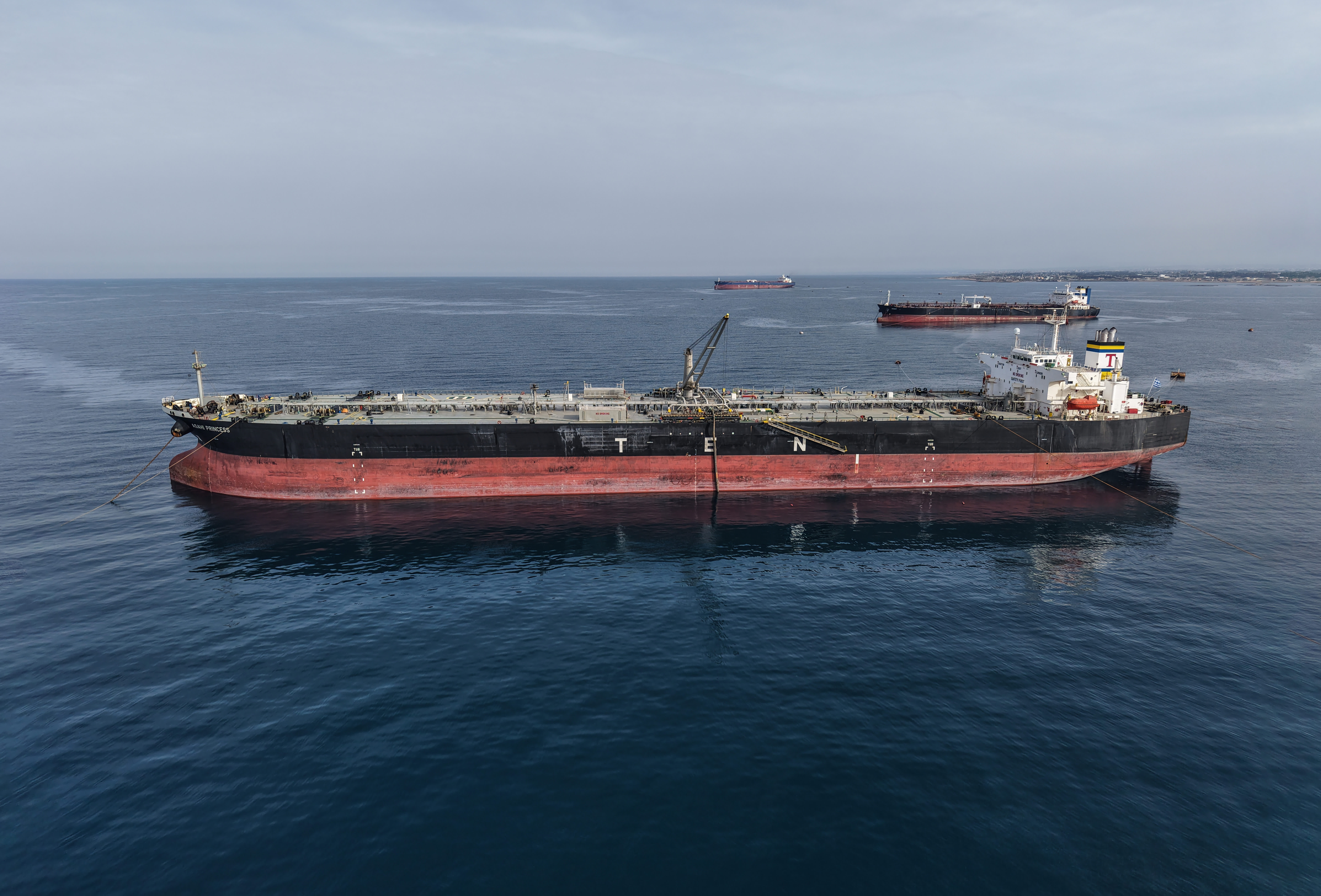 Oil falls as crude flows remain 'surprisingly strong'