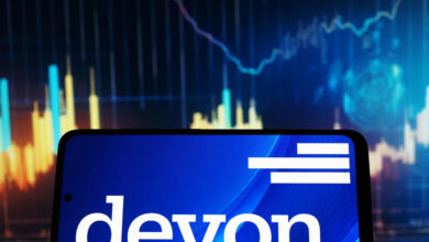 Activist Toms Capital urges Devon Energy in letter to explore alternatives, including a sale