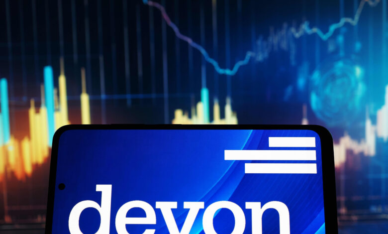 Activist Toms Capital urges Devon Energy in letter to explore alternatives, including a sale