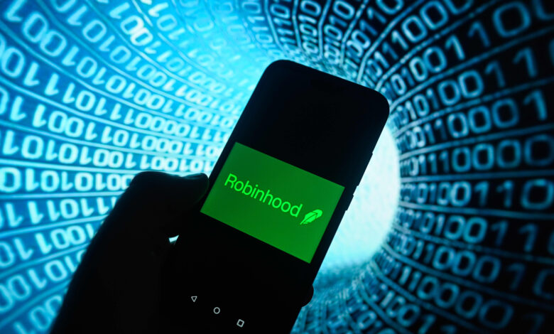 Robinhood shares fall 4% as crypto slump weighs on profits, offsetting gains in new businesses